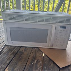GE ALL WHITE SPACEMAKER MICROWAVE 