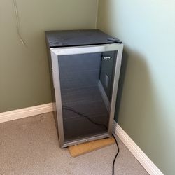 Beverage refrigerator