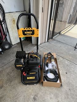 DEWALT 3400 psi 2.5 GPM Gas Cold Water Pressure Washer with OEM Axial Pump