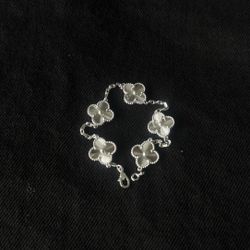 Silver Tone Clover Link Bracelet – Elegant Floral Design