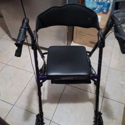 Walker with wheels and seat, Andador con rudas y asiento.
