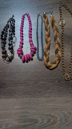 Bundle of 5 necklaces