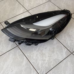 Headlight (Left) Tesla model Y 2023