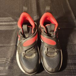 NIKE HUSTLE D11 BASKETBALL SHOES SIZE 5Y