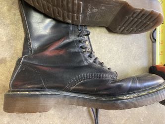 1990s Dr. MARTENS Size 9.5 mens 20-EYE Black With Oxblood Boots MADE in ENGLAND These are broken in genuine English leather doc martens. Ton of ch