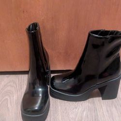 Women's Boots Size 7