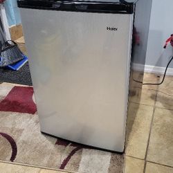 Refrigerator Exelent Condition Work Perfect 30 H X 20 W