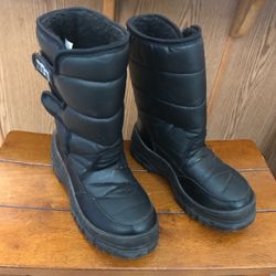 Kids Snow boots Size 4