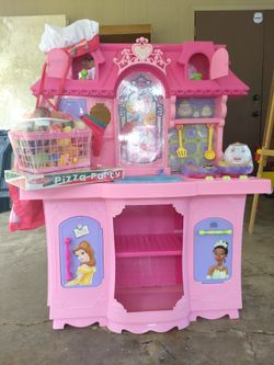 DISNEY PRINCESS ULTIMATE FAIRYTALE KITCHEN SET WITH ACCESSORIES for Sale in  Decatur, AL - OfferUp