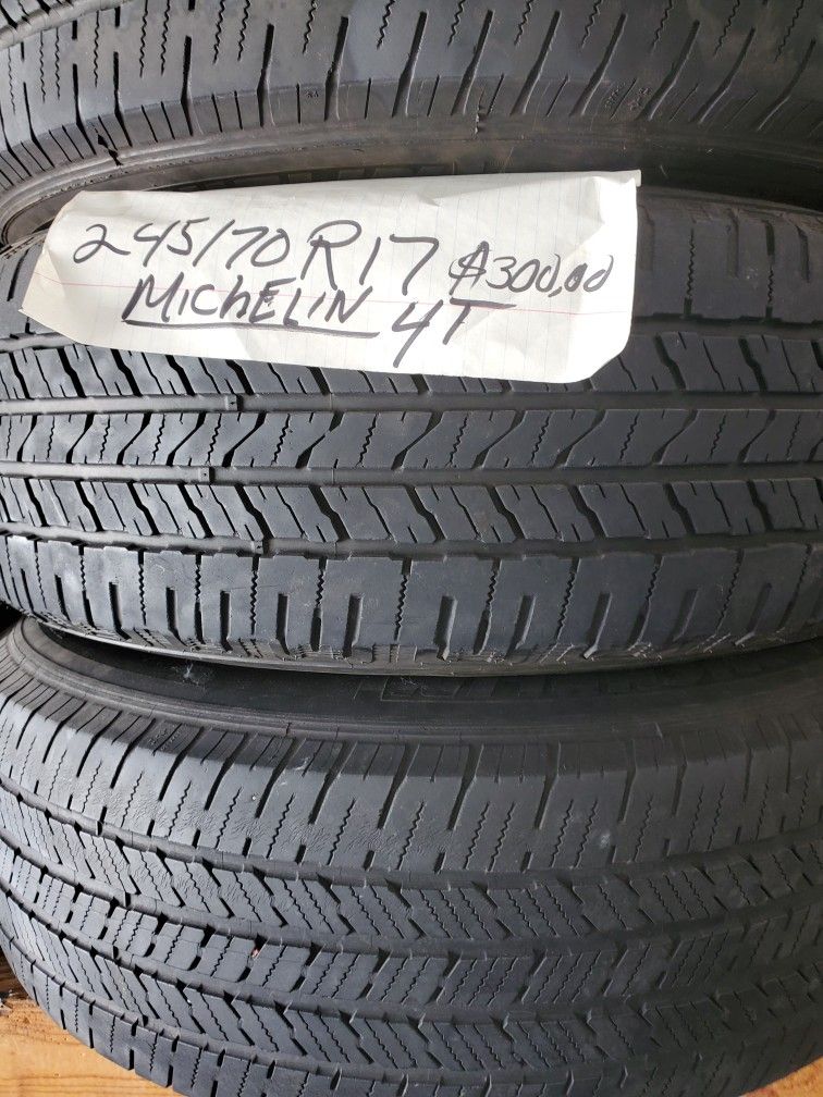 $300 4 ties with rims and hubcaps 6 lugs look at the picture