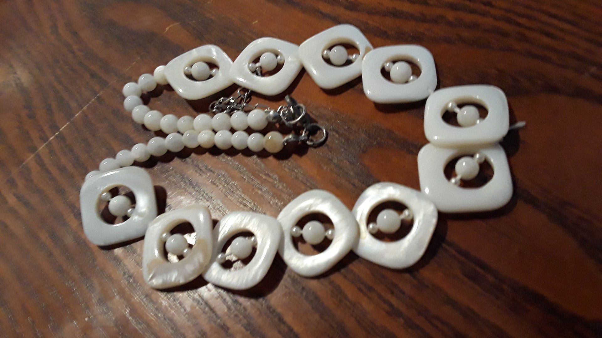 Absolutely Gorgeous vintage Mother of pearl necklace.