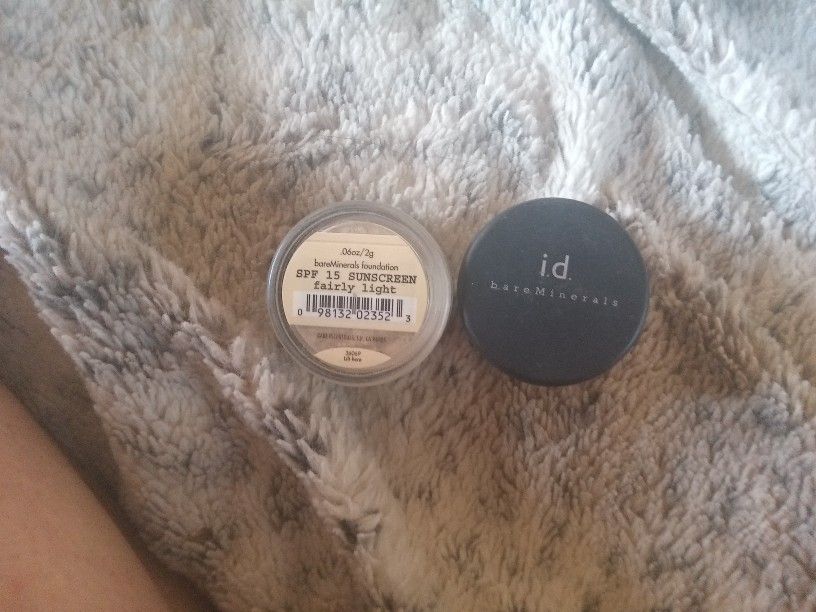 2 Bare minerals Foundations 4grams!
