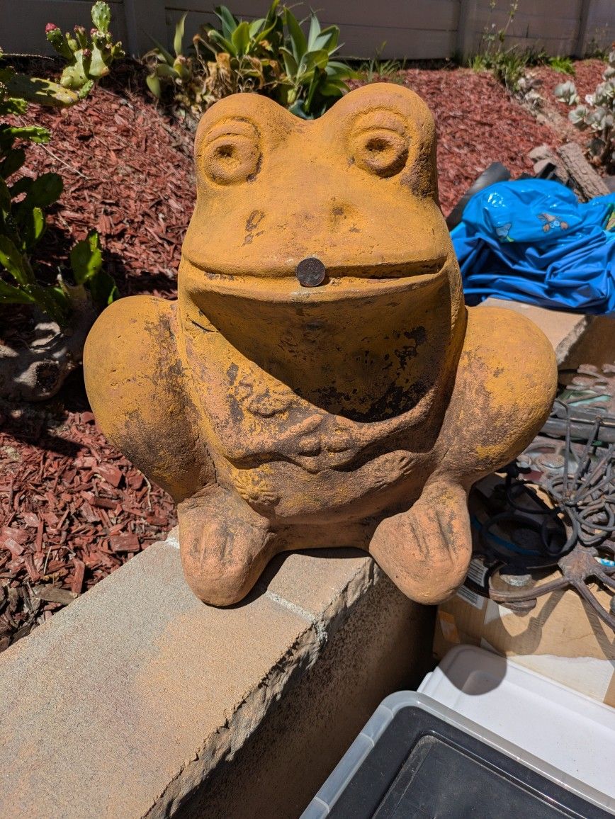 VTG Large Frog Outdoor Planter " Great Yard Decor"
