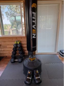 Freestanding Punching Bag with Boxing Gloves Heavy Boxing Bag with Suction Cup Bas