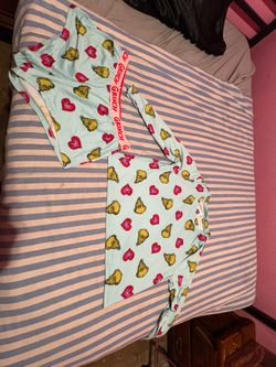 Women’s pjs set grinch set