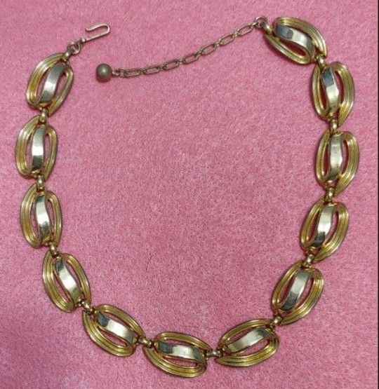 Vintage Ladie's Goldtone "DECOR-LOOP LINK" Choker Necklace W/Adjustable Clasp EXCELLENT CONDITION😇Please Read Description.