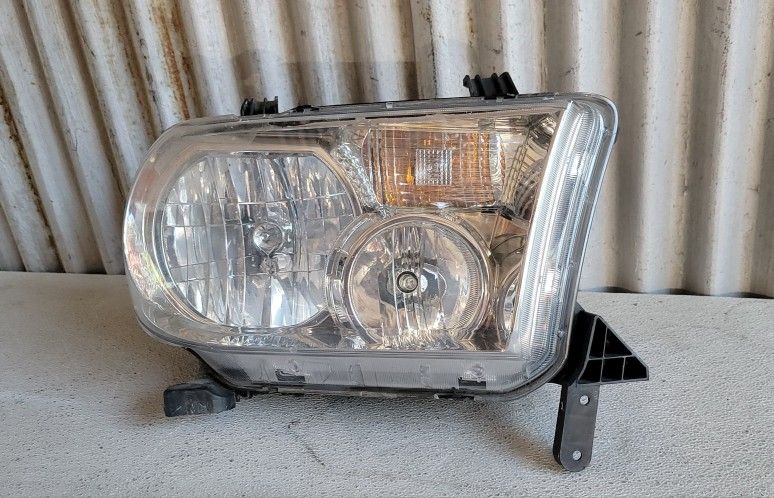 2007-2013 Toyota Tundra Headlight Passenger Right Side OEM 