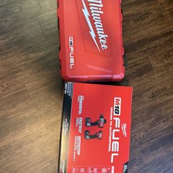 M18 FUEL 18V Lithium-Ion Brushless Cordless Hammer Drill and Impact Driver Combo Kit (2-Tool) with 2 Batteries 3697-22 Milwaukee 3697-22 