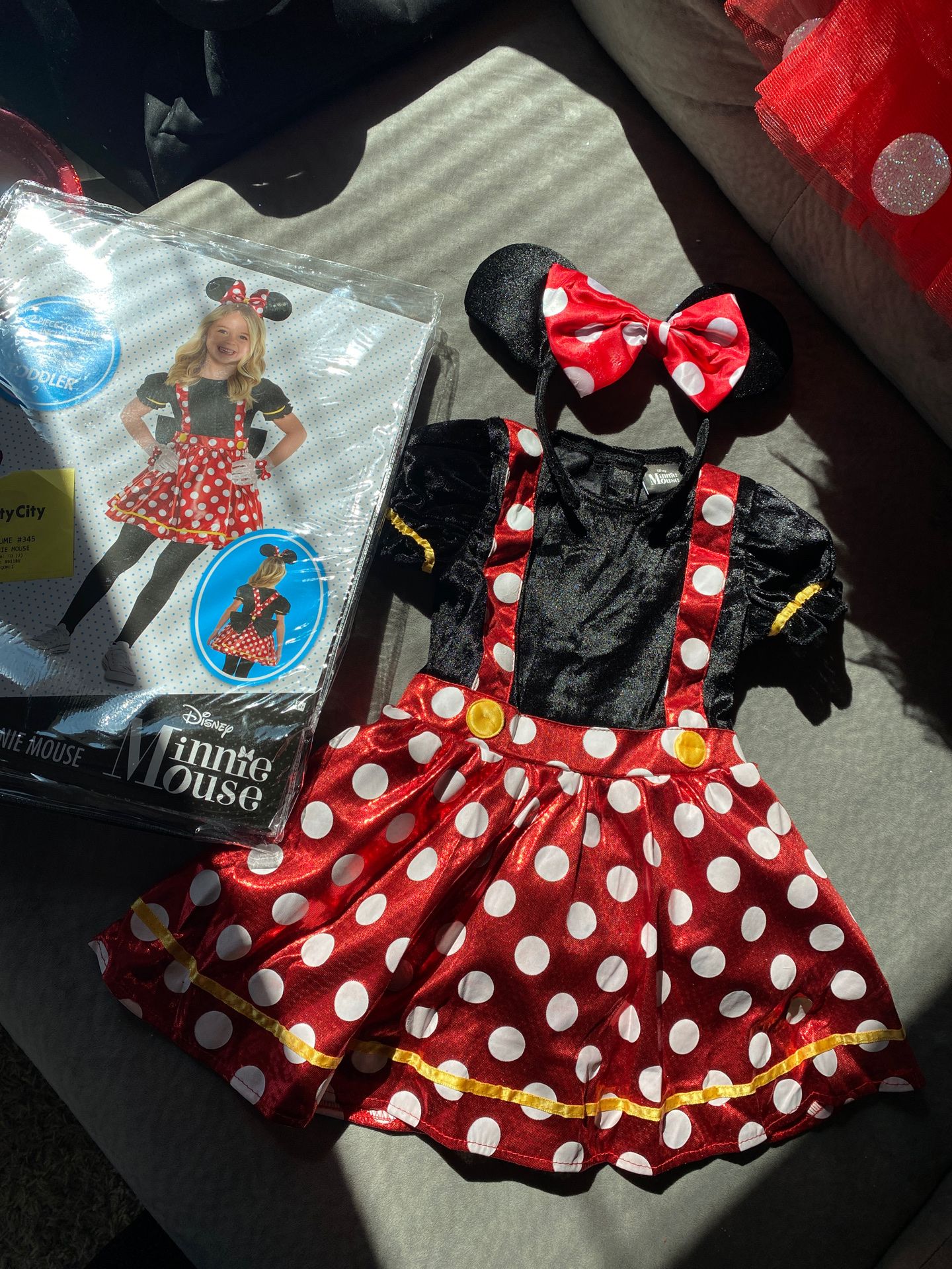 (swipe to see everything incl) Minnie Mouse 2T toddler costume and party supplies