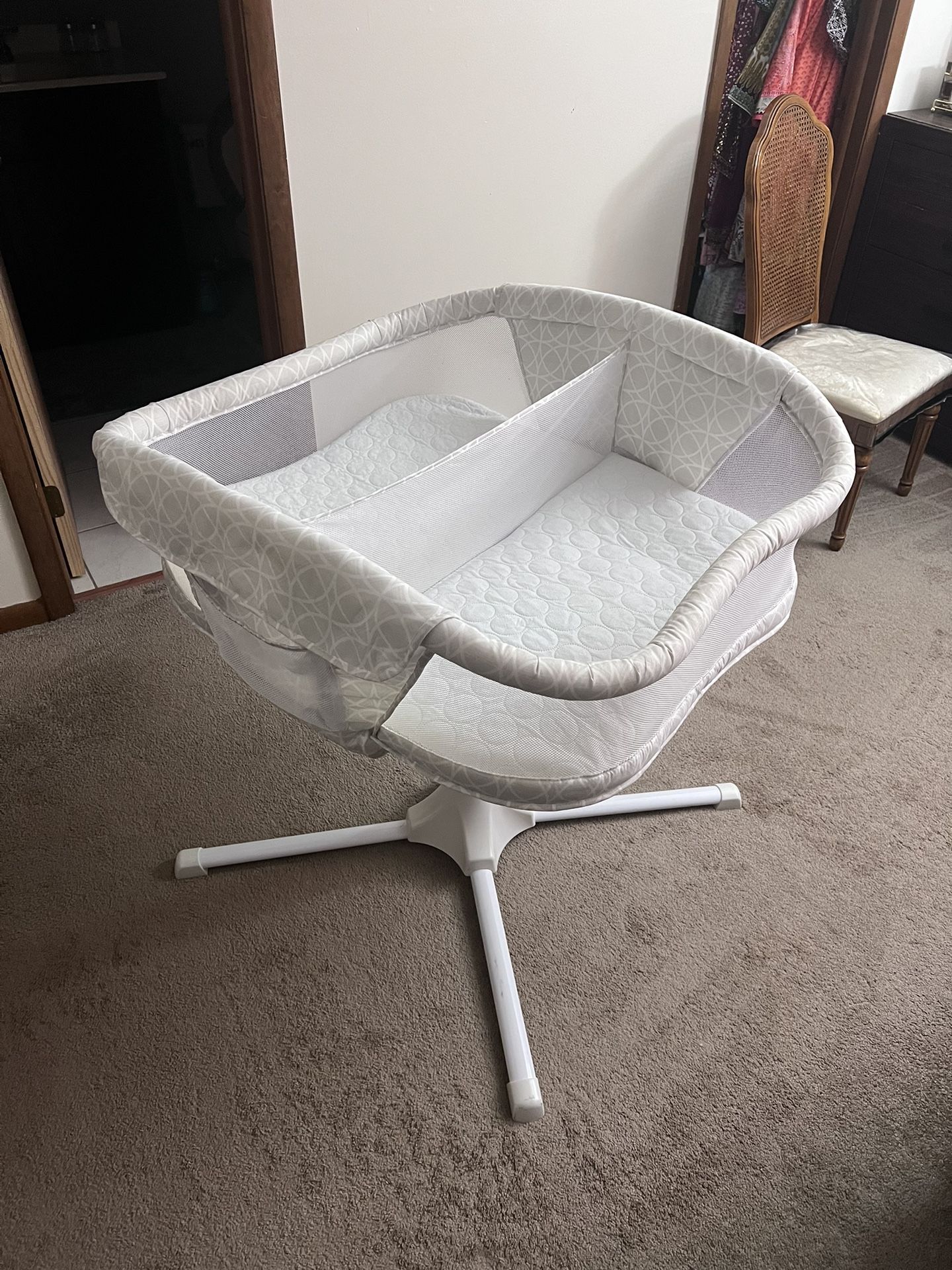 Oazifestiv Al Halo Bassinest Twin Sleeper Used Halo Twin Bassinet