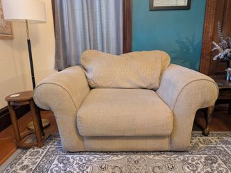 Oversized Beige Lounge Chair / Chair & a Half – Very Comfortable