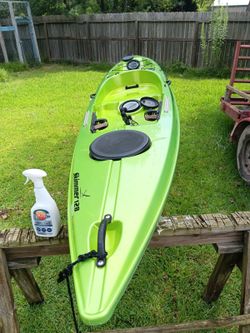 Green skimmer basically new Kayak..fully loaded.graphite hand paddles