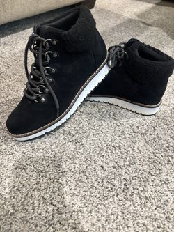 Women’s size 8 Black Suede Lace-Up Ankle Boots with Sherpa Collar