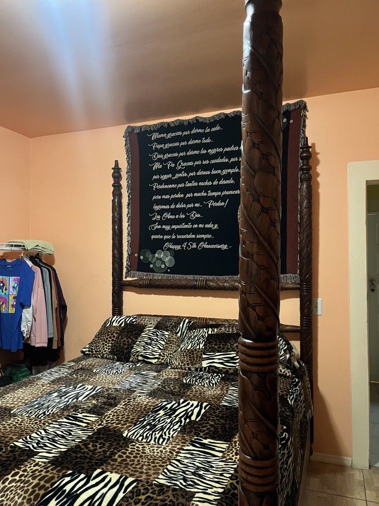 4 Carved Posts BED FRAME & MATRESSES Queen Size