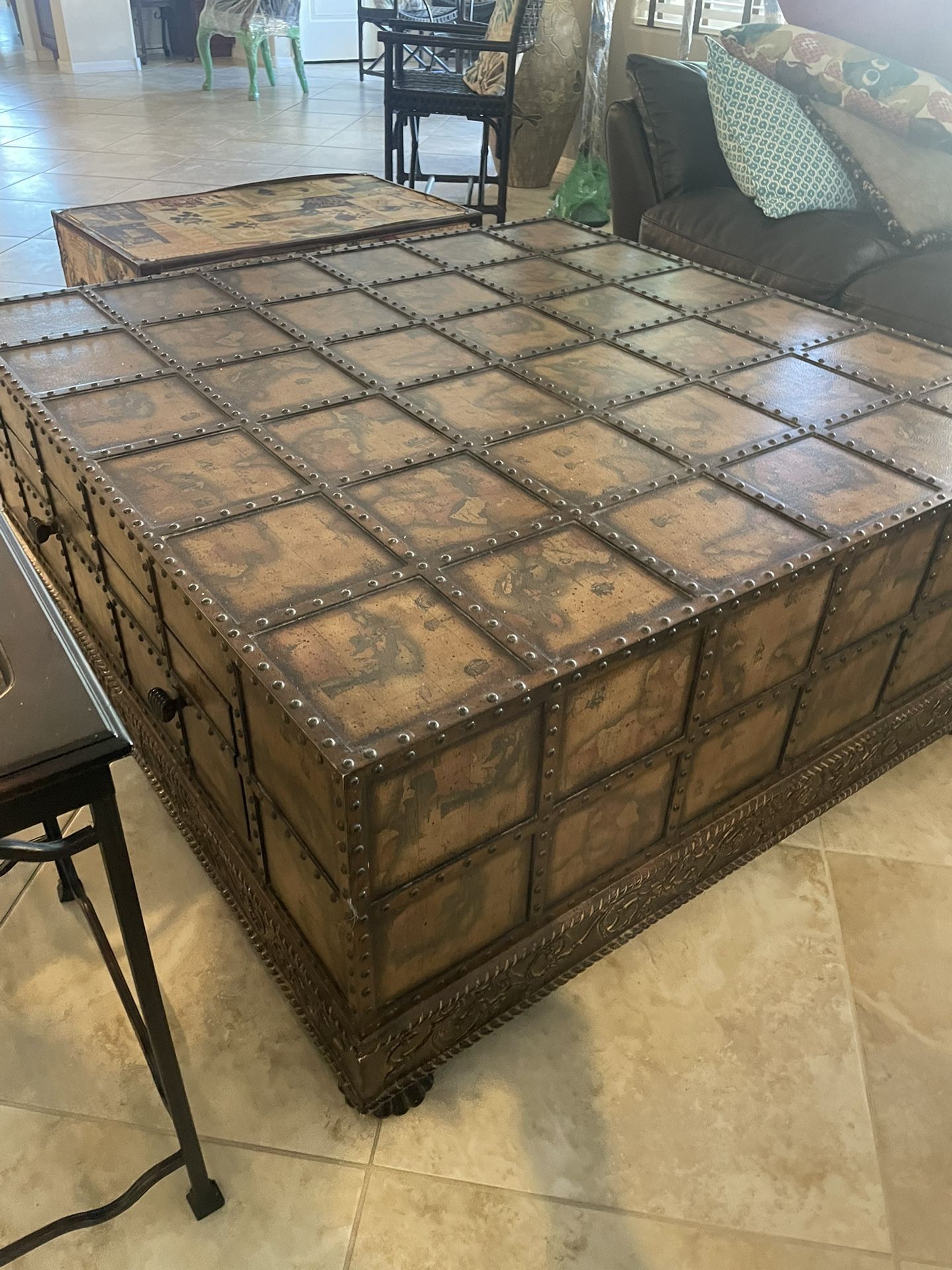 Pulaski Espaigne Cocktail Table