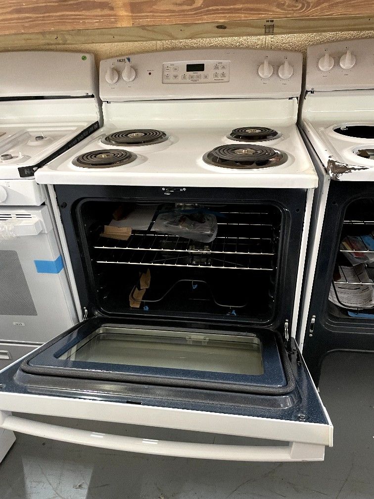 GE 30” freestanding electric stove with coils in white DENTED $225