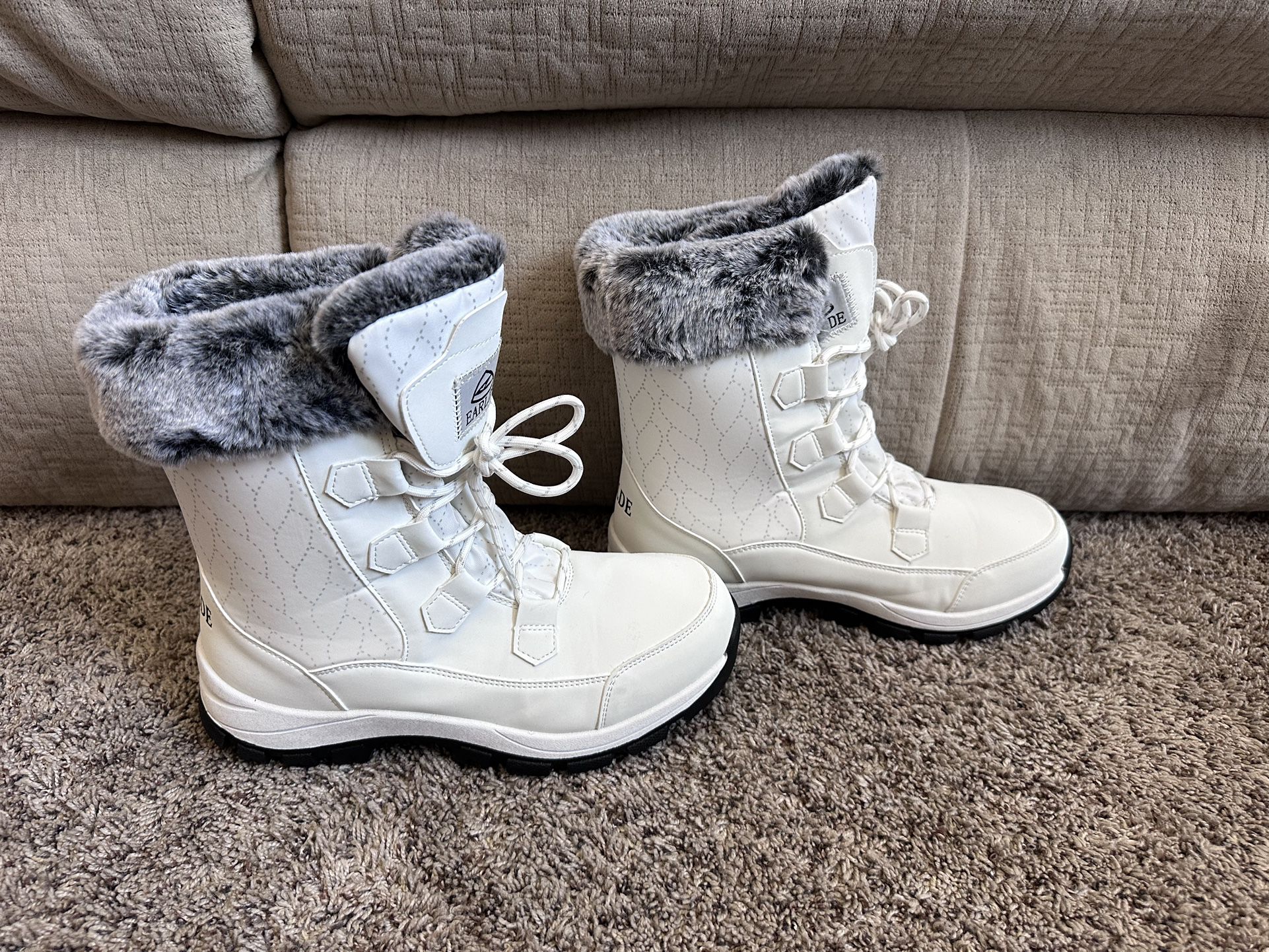 New Women's Size 9 Snow Boots