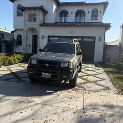 Nissan Xterra Tan SUV 