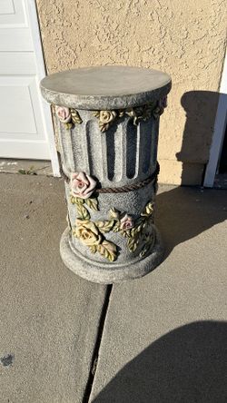 Floor Column Indoor Outdoor Display Pedestal Ployrasin  Piller (13” High 23”wide)  Very Nice store closed located in San Pedro  old vase never used