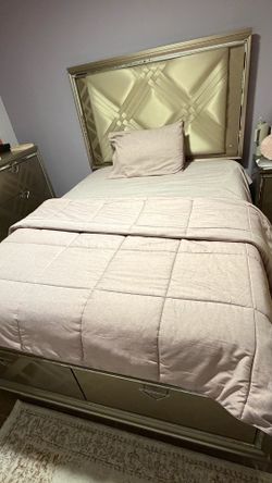 Beautiful luxury modern bedroom set in excellent condition. I’m only selling it because I’m moving.