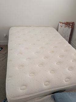 Excellent condition queen mattress