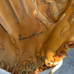 Rawlings Lefty Fernando Valenzuela Baseball Glove. 