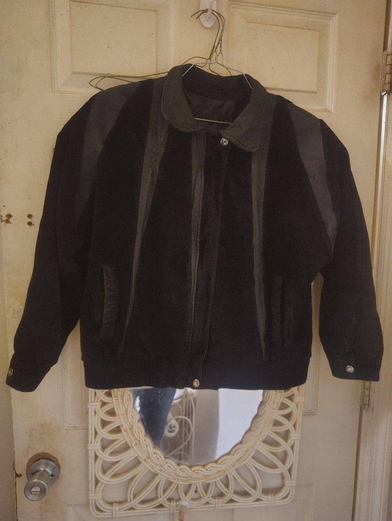 VINTAGE WOMEN'S SIZE: XL 20-22 BLACK & GRAY SUEDE MOTORCYCLE JACKET WITH INNER LINING & COLLAR