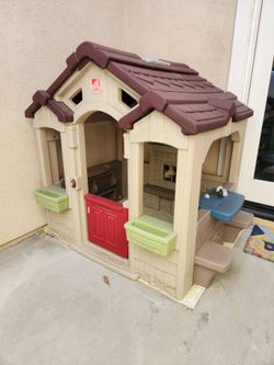 Outdoor playhouse. Fisher Price.