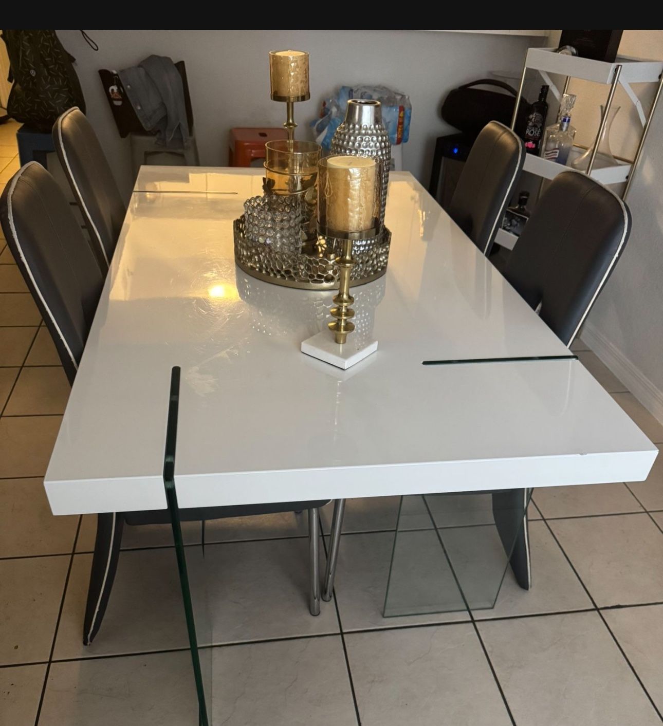 White Glossy Table With 4 Chairs