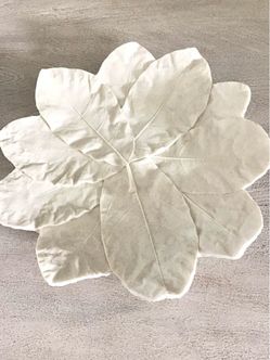 White leaf plate