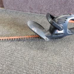 Electric Hedge Trimmer 17” Black+Decker