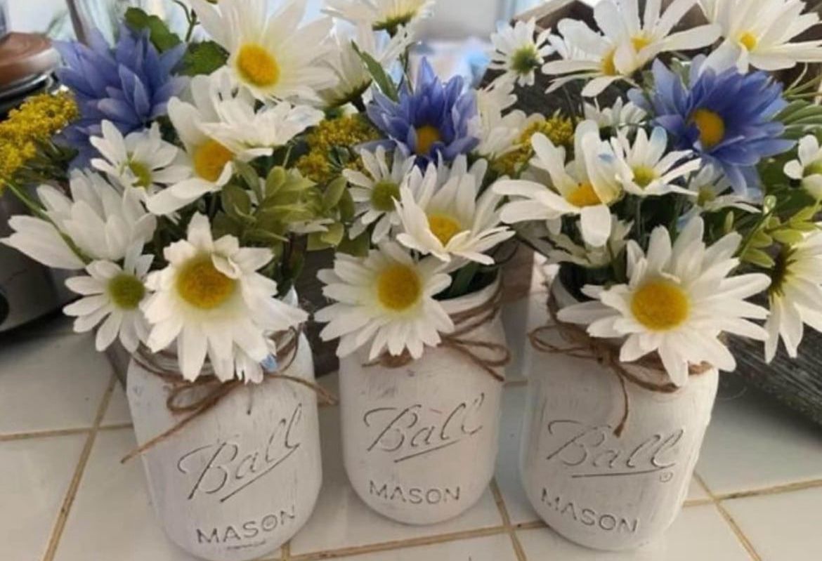 Chalk painted distressed mason jars gift wedding - WHITE BLUE DAISY DAISIES