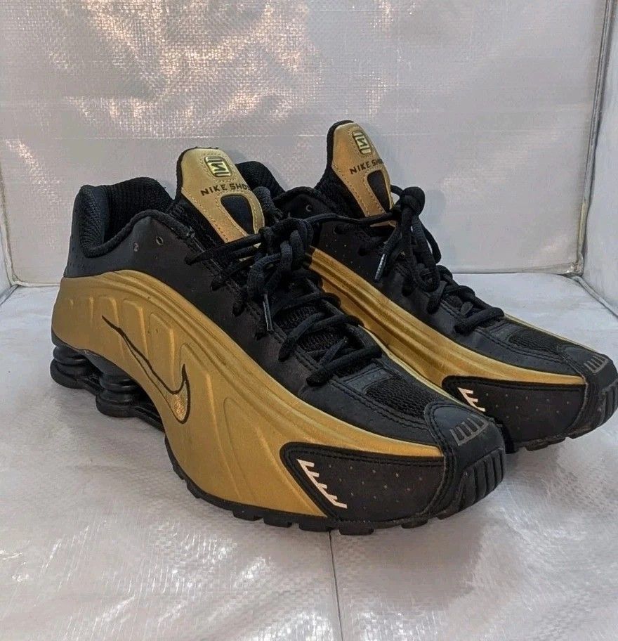 Nike Shox R4 Shoes Black Metallic Gold 104265-702 Men's - Sz 10.5