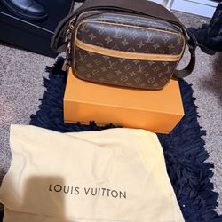 AUTHENTIC Louis Vuitton Monogram Reporter Crossbody Bag - Brown/Tan