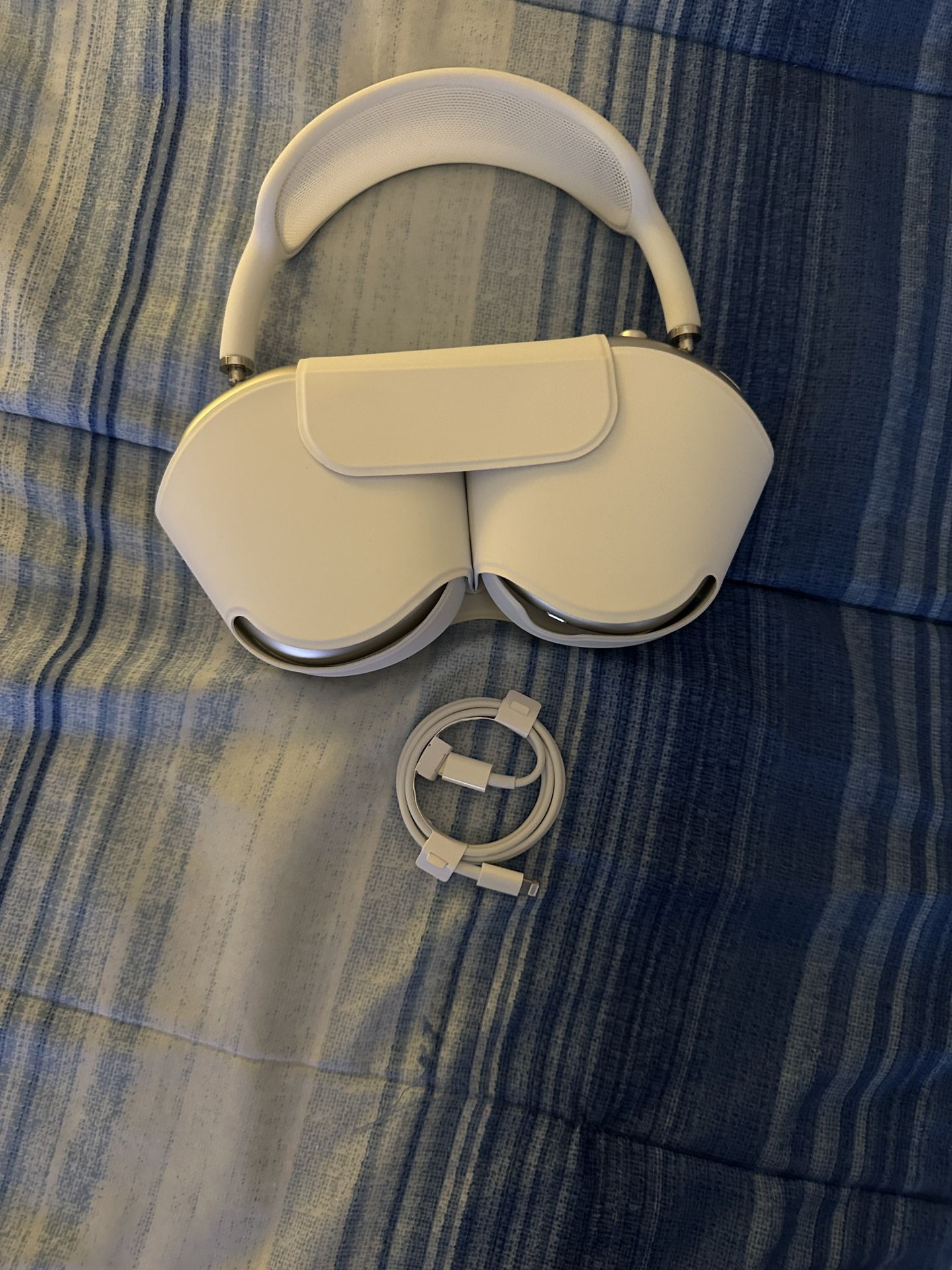 Apple AirPods Max with case silver