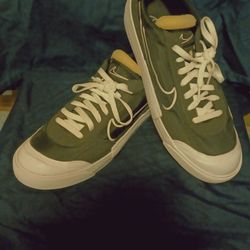 NEW NIKE SHOES
