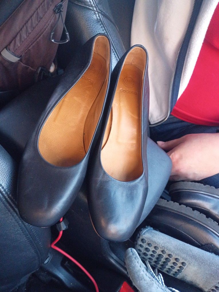 This is a Coclico Dijk flat in black leather.