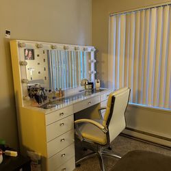 Makeup Vanity With Hollywood Lights