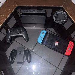 Nintendo switch OLED with pro controller Minecraft and Mario cart 8 deluxe