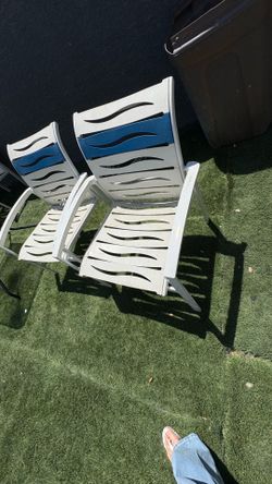 Pool chairs and lounge chairs